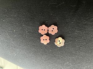 Productreview foto van klant - DROPS Bloem Knoop Blush Nr 615 (per stuk) - 15mm - Parelmoer Knopen
