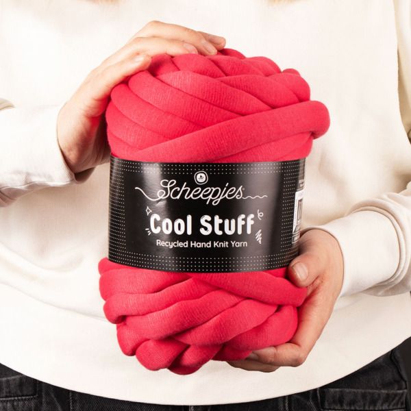 Scheepjes Cool Stuff mega bol in handen vastgehouden - Gerecycled garen handbreien