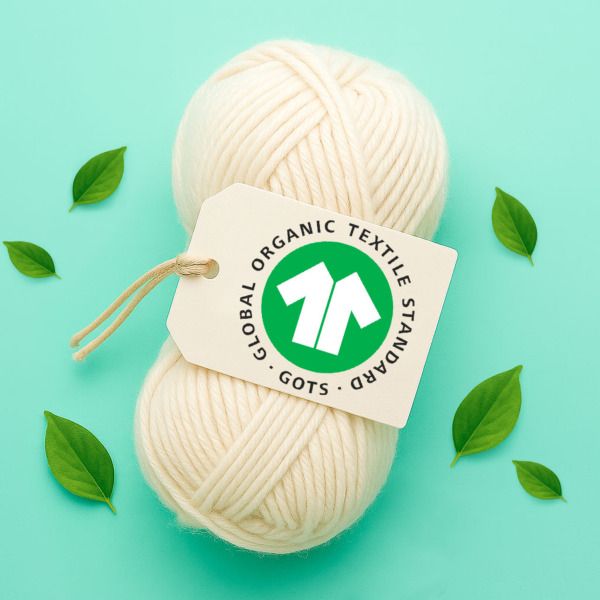 GOTS-keurmerk logo op label aan biologisch garen in naturel kleur