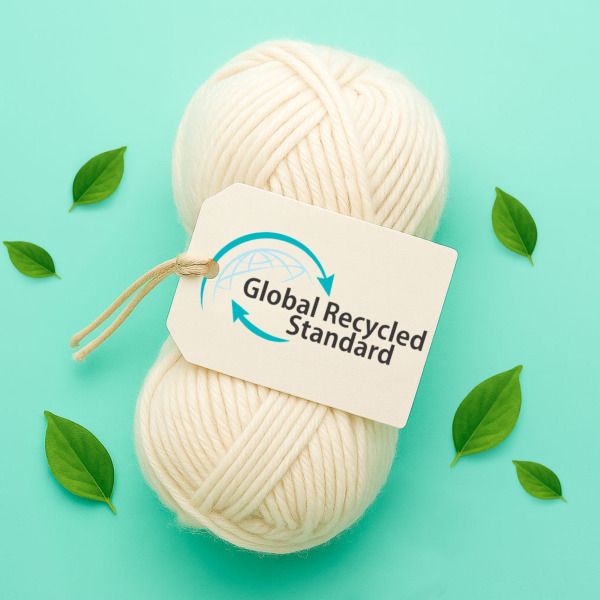gerecycled garen in naturel kleur met grs-keurmerk label eraan vast - met opdruk logo Global Recycled Standard