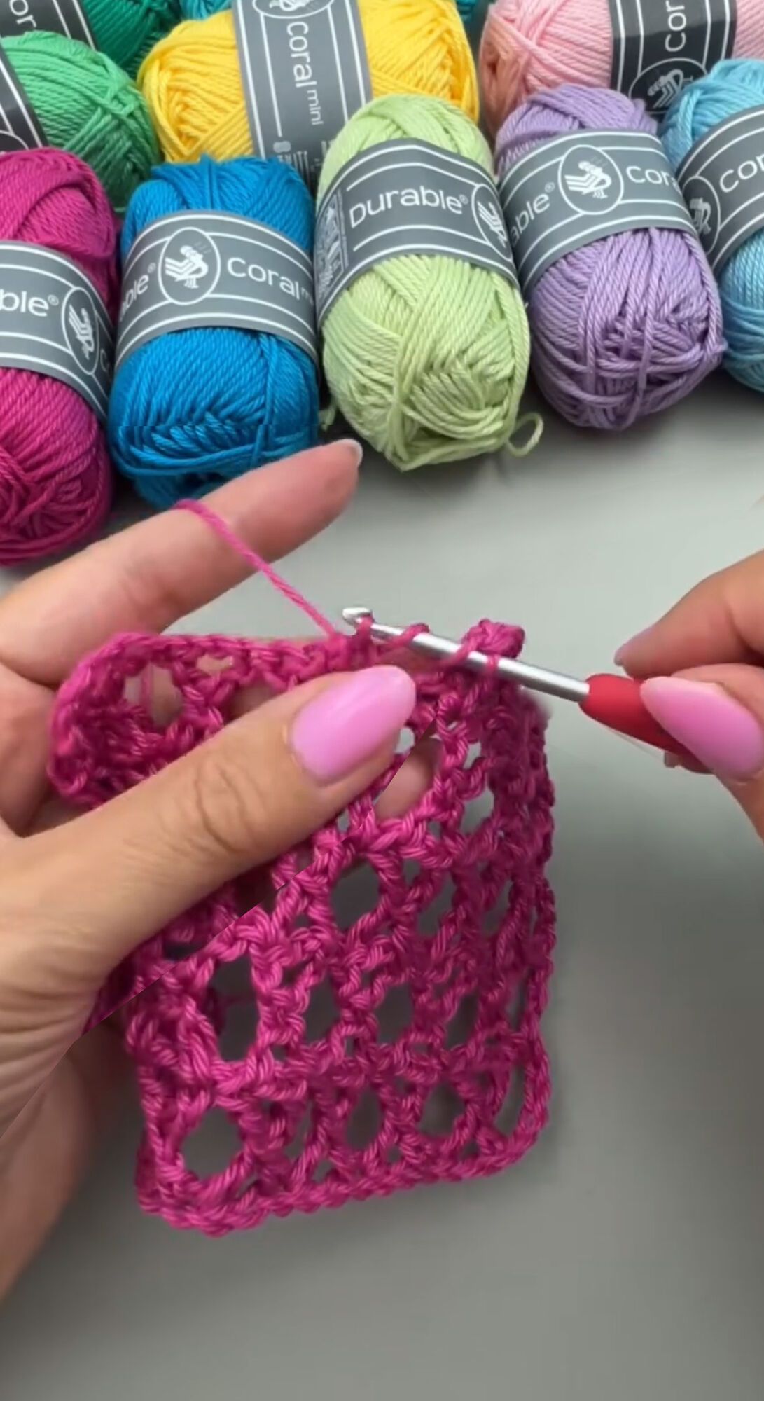 Gemaakt door @durableyarn Haakwerk in roze opengewerkt patroon met Durable Coral garen van @durableyarn