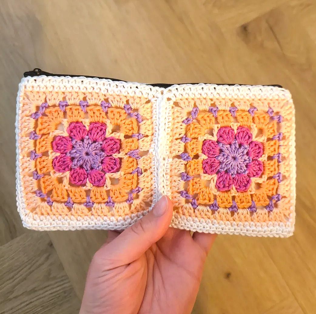 Gemaakt door @creabymandy Gehaakte etui met granny squares in felle kleuren met Durable Coral katoen van @creabymandy