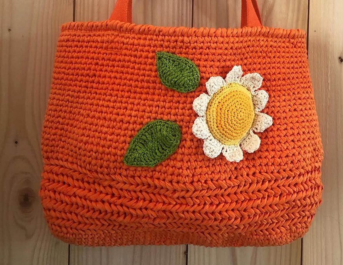 Foto gemaakt door @de.siderata Gehaakte tas in kleur 63 oranje van Katia WOW Rewashi lintgaren